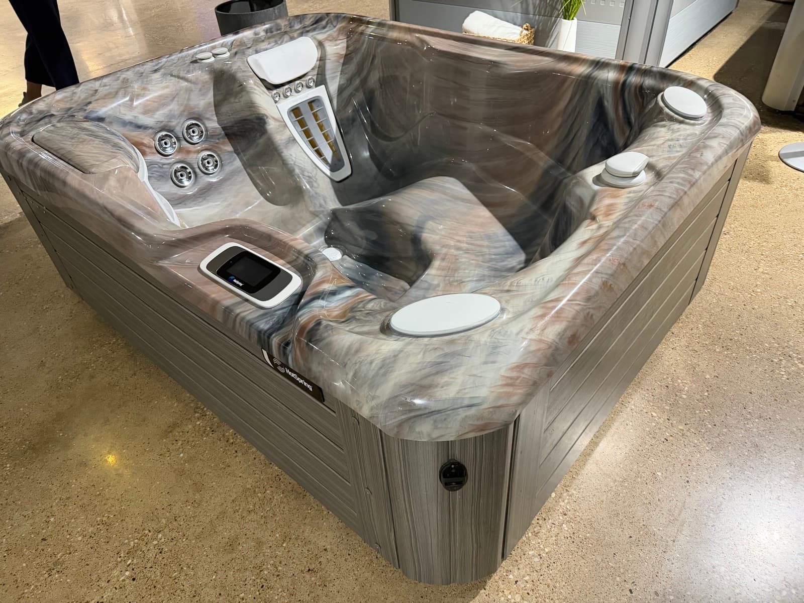 Pre-owned Hot Spring Jetsetter hot tub for sale