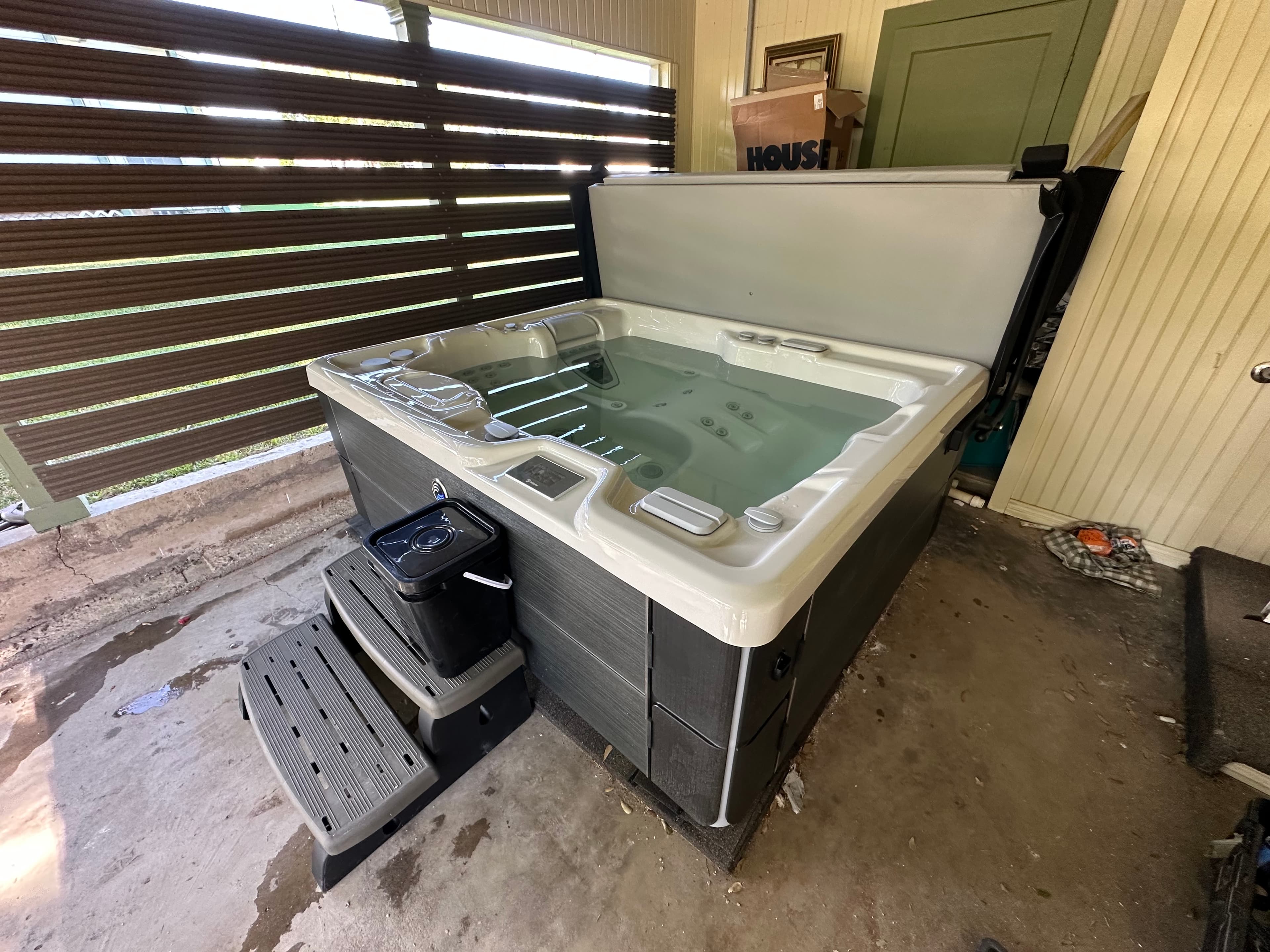 Hot tub delivered by East Texas Hot Tub Company to Mount Vernon, Texas