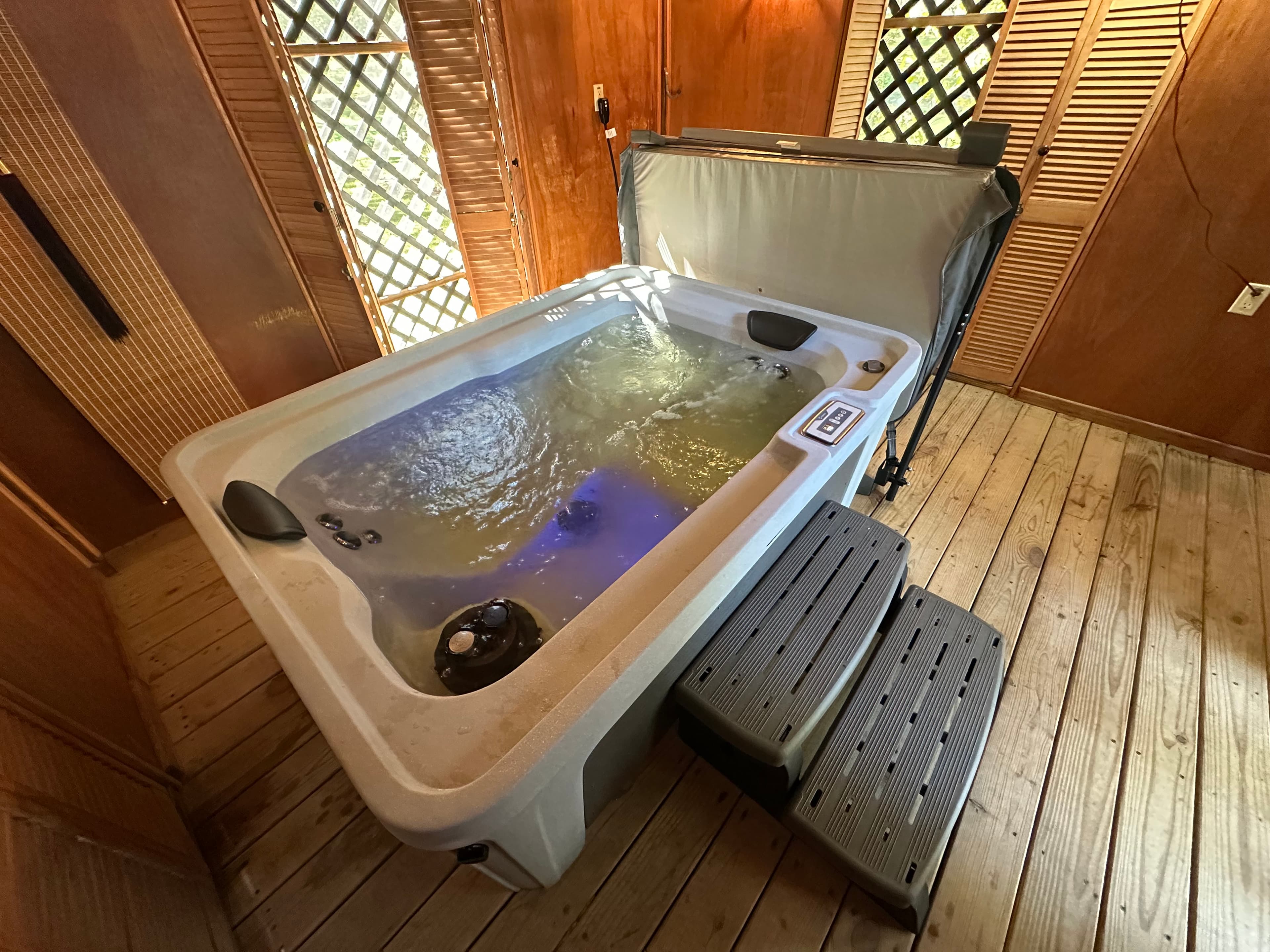Hot tub delivered by East Texas Hot Tub Company to Mineola, Texas